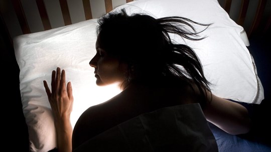 Le changement d’heure a des impacts pernicieux sur le sommeil, avertit une experte